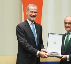 Don Felipe hace entrega del premio pionero en práctica jurídica al departamento jurídico de Iberdrola, que lo recoge el secretario general y secretari