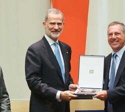 Su Majestad el Rey entrega el premio pionero en práctica jurídica al presidente de Paul Weiss y fideicomisario de la World Law Foundation, a Brad Karp