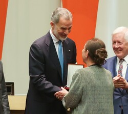 Don Felipe entrega a Rosalie S. Abella, jueza del Tribunal Supremo de Canadá, la medalla Ruth Bader Ginsburg de la WJA