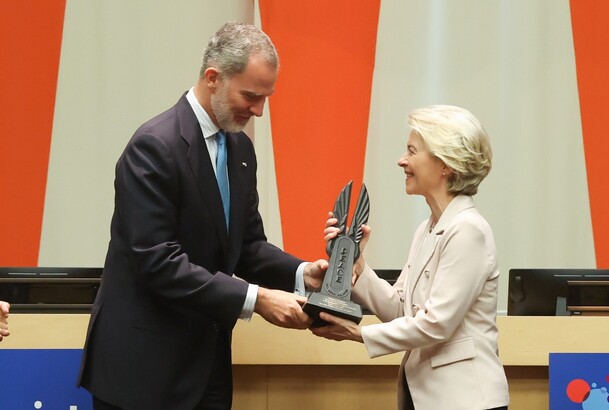 Su Majestad el Rey hace entrega del World Peace & Liberty Award a la presidenta de la Comisión Europea, Úrsula von der Leyen
