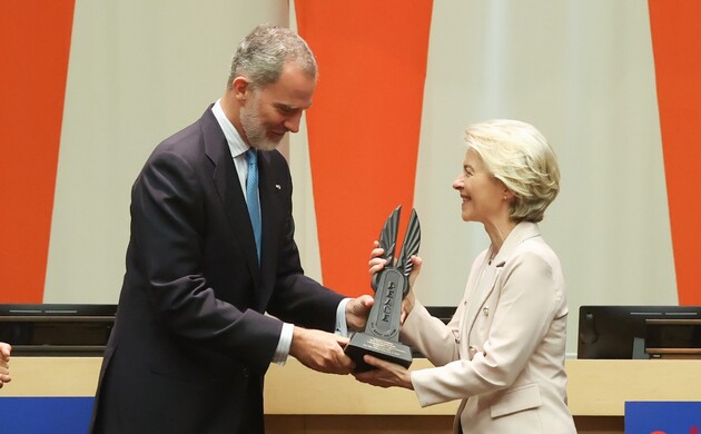 Su Majestad el Rey hace entrega del World Peace & Liberty Award a la presidenta de la Comisión Europea, Úrsula von der Leyen