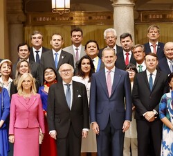 Su Majestad el Rey acompañado de los asistentes a la audiencia con los participantes en la decimoquinta sesión plenaria de la Asamblea Parlamentaria E