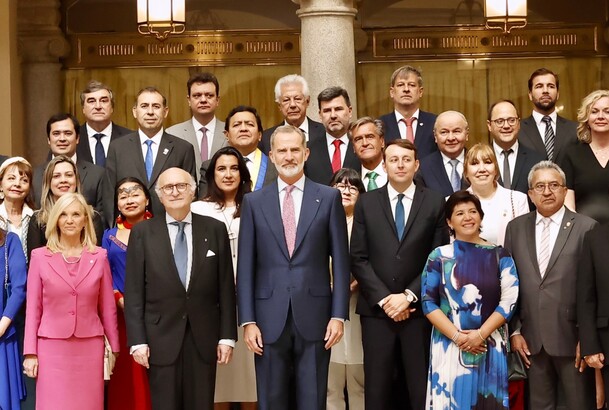 Su Majestad el Rey acompañado de los asistentes a la audiencia con los participantes en la decimoquinta sesión plenaria de la Asamblea Parlamentaria E