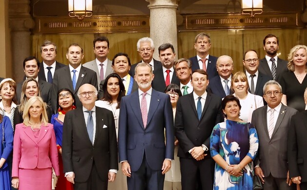 Su Majestad el Rey acompañado de los asistentes a la audiencia con los participantes en la decimoquinta sesión plenaria de la Asamblea Parlamentaria E