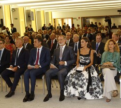 Sus Majestades los Reyes ocupan su asiento en el auditorio