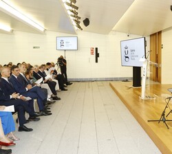 Don Felipe y Doña Letizia durante la interpretación de la "Suite nº1 de Johann Sebastian Bach" al violonchelo