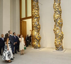 Sus Majestades los Reyes ante las Columnas Salomónicas al inicio de su recorrido por la Galería de Colecciones Reales