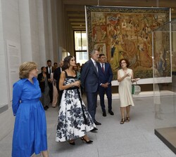 Don Felipe y Doña Letizia observan una de las obras expuestas