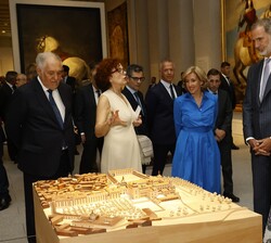 Sus Majestades los Reyes reciben una explicación sobre una de las maquetas expuestas