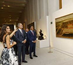 Don Felipe y Doña Letizia contemplan el cuadro del Buen Retiro durante su recorrido por las instalaciones