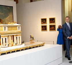 Sus Majestades los Reyes durante su visita a la exposición