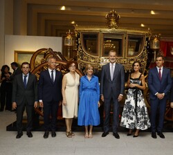 Sus Majestades los Reyes y las autoridades junto al coche de la Corona Real realizada para Fernando VII en 1829