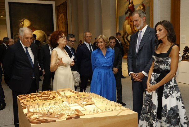 Sus Majestades los Reyes reciben una explicación sobre una de las maquetas expuestas