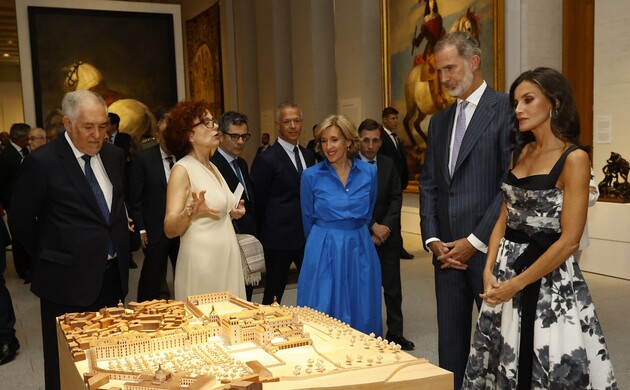 Sus Majestades los Reyes reciben una explicación sobre una de las maquetas expuestas