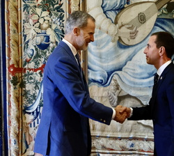 Su Majestad el Rey recibe el saludo del presidente del Consell de Mallorca, Llorenç Galmésos