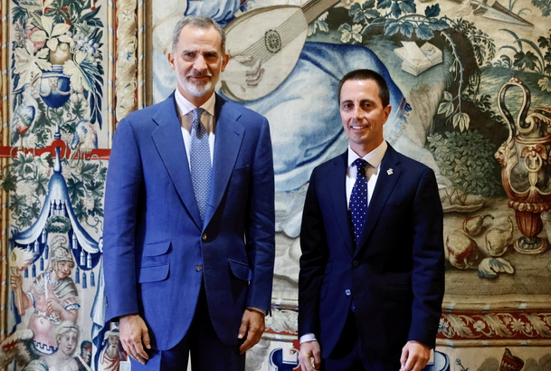 Su Majestad el Rey acompañado por el presidente del Consell de Mallorca, Llorenç Galmésos