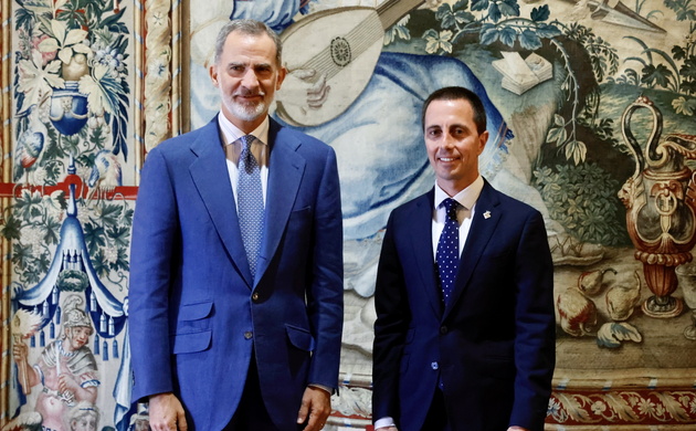 Su Majestad el Rey acompañado por el presidente del Consell de Mallorca, Llorenç Galmésos