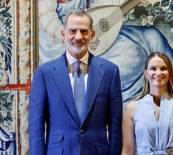 Su Majestad el Rey acompañado por la presidenta de las Illes Balears, Margarita Prohens Rigo