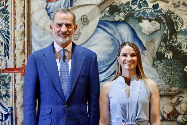 Su Majestad el Rey acompañado por la presidenta de las Illes Balears, Margarita Prohens Rigo