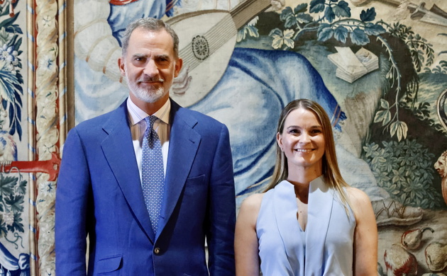 Su Majestad el Rey acompañado por la presidenta de las Illes Balears, Margarita Prohens Rigo