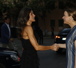 Su Majestad la Reina es recibida por la presidenta de las Illes Balears, Margarita Prohens