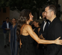 Su Majestad la Reina recibe el saludo del director del “Atlántida Mallorca Film Festival”, Jaume Ripoll