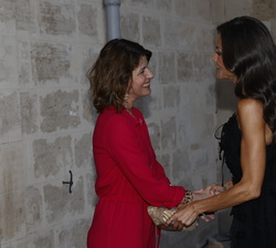 Su Majestad la Reina recibe el saludo de la premiada, la actriz y cantante, Irène Jacob