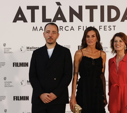Su Majestad la Reina junto al director del “Atlántida Mallorca Film Festival”, Jaume Ripoll y la premiada la actriz y cantante, Irène Jaco