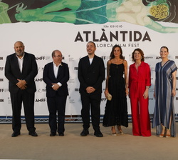 Fotografía de grupo de Su Majestad la Reina con las autoridades, el director del “Atlántida Mallorca Film Festival” y la galardonada