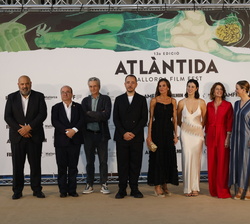 Fotografía de grupo de Su Majestad la Reina con las autoridades, el director del “Atlántida Mallorca Film Festival”, la galardonada y dire