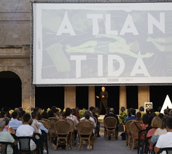 Vista general del patio del Centro Cultural “La Misericordia” durante la bienvenida del maestro de ceremonia, el periodista Carlosn de Veg