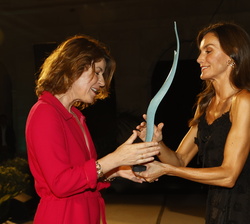 Su Majestad la Reina entrega el Premio Master Of Cinema 2023 a la actriz y cantante franco-suiza, Irène Jacob