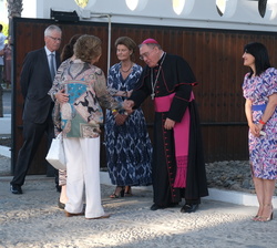 Su Majestad la Reina Doña Sofía recibe el saludo del arzobispo de Granada, José María Gil Tamayo