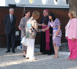 Su Majestad la Reina Doña Sofía recibe el saludo de la subdelegada del Gobierno en Granada, Inmaculada López Calahorro