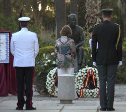 Su Majestad la Reina Doña Sofía, acompañada por dos voluntarios de la hermandad del Carmen, coloca una corona de flores junto a la estatua, bajo los a