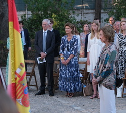 Su Majestad la Reina Doña Sofía, acompañada por dos voluntarios de la hermandad del Carmen, coloca una corona de flores junto a la estatua, bajo los a