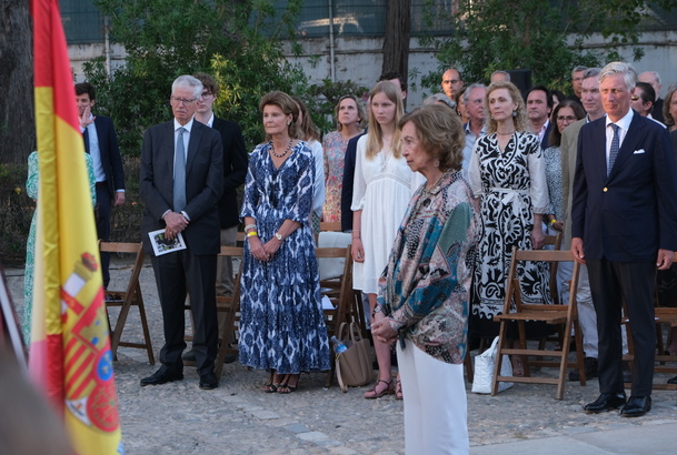 Su Majestad la Reina Doña Sofía, acompañada por dos voluntarios de la hermandad del Carmen, coloca una corona de flores junto a la estatua, bajo los a