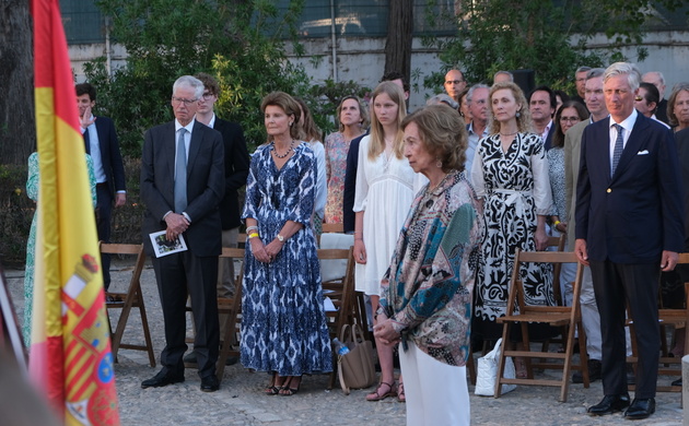 Su Majestad la Reina Doña Sofía, acompañada por dos voluntarios de la hermandad del Carmen, coloca una corona de flores junto a la estatua, bajo los a