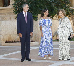 Don Felipe y Doña Letizia, en compañía de Doña Sofía, en los instantes previos al comienzo del saludo institucional