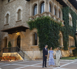 Sus Majestades los Reyes y Su Majestad la Reina Doña Sofía aguardan la llegada de los invitados