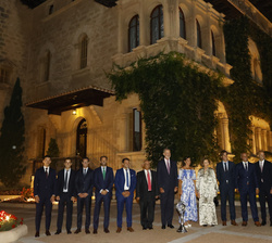Fotografía de grupo de Sus Majestades los Reyes junto a Su Majestad la Reina Doña Sofía y representantes del Mallorca Palma Futsal, equipo campeón de 