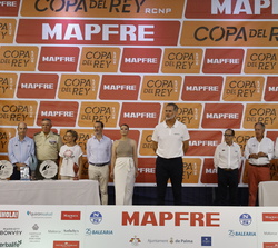 Su Majestad el Rey con las autoridades asistentes a la entrega de trofeos de la regata de vela "41ª Copa del Rey MAPFRE"