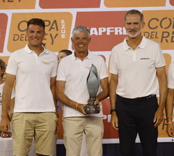 Su Majestad el Rey con los campeones del Herbalife J70 el Patakín de Luis Albert Solana
