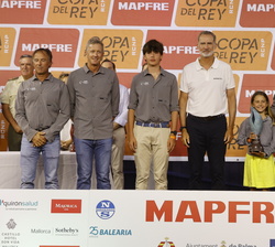 Su Majestad el Rey con los campeones del ClubSwan 50 el Hatari del alemán Marcus Brennecke