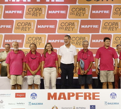 Su Majestad el Rey con los campeones de la Majorica ORC 4 el Just the Job del britanico Scott Beattie