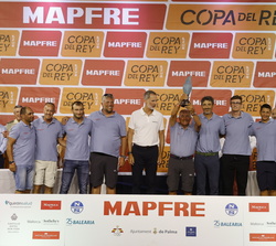 Su Majestad el Rey con los campeones de la Majorica ORC 3 el Scugniza de Vincenzo y Enzo de Blasio 
