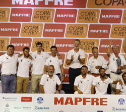Su Majestad el Rey con los campeones de la Majorica ORC 1 el Palibex – Elena Nova de Javier Sanz y Christian Plump