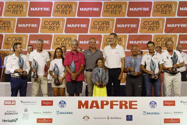 Su Majestad el Rey con los armadores y patronos de los equipos vencedores