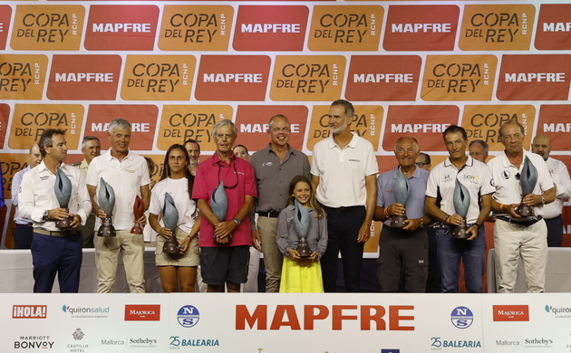 Su Majestad el Rey con los armadores y patronos de los equipos vencedores