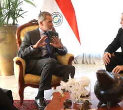 Su Majestad el Rey conversa con el ministro de Relaciones Exteriores de la República del Paraguay, Julio César Arriola